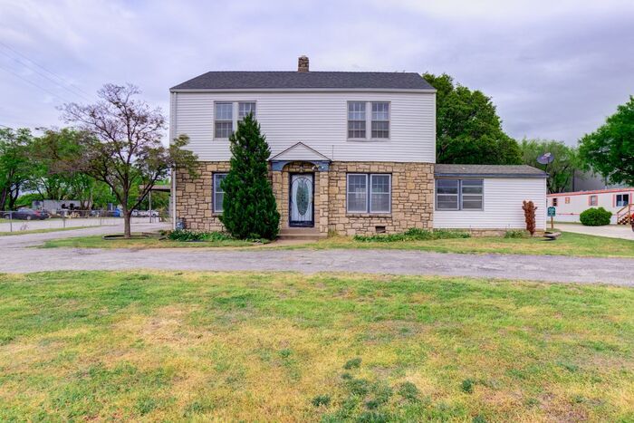 Primary Photo - Huge House! 4 Bed 2 Bath 2 Living Areas!