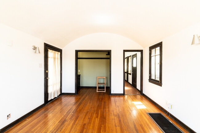 Building Photo - 836 Silver Lake Blvd