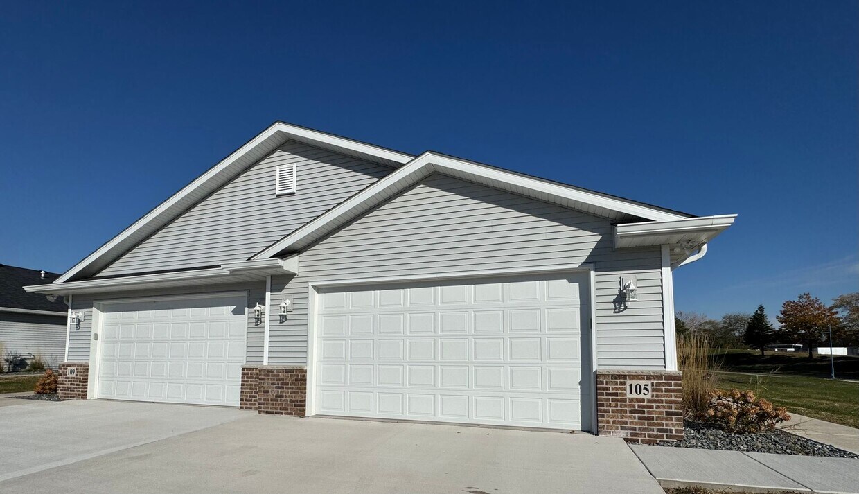 Foto principal - 2 Bedroom 2 bath Townhome in East Moline