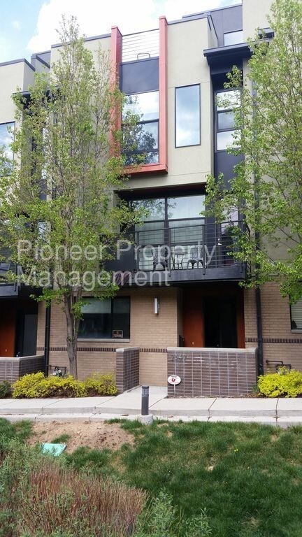 Primary Photo - Modern Town home in Five Points