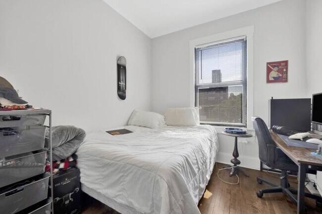 Foto del edificio - 3 bedroom in Chicago IL 60613