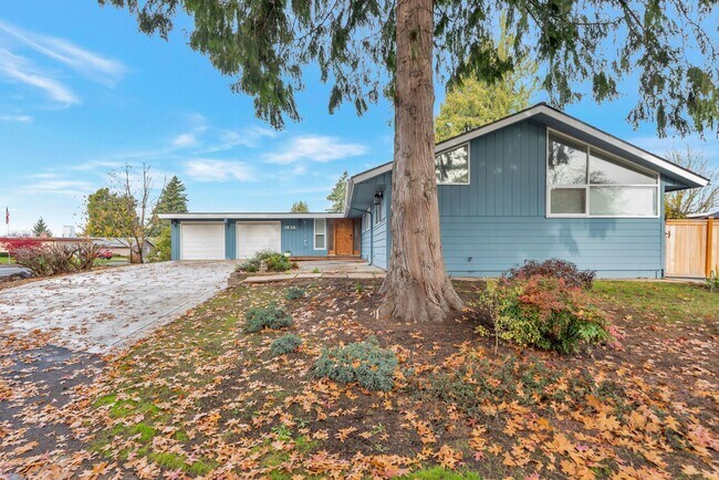 Building Photo - Woodridge Home 4bd 3ba great location!