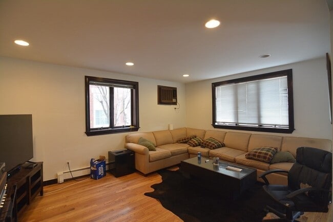 Building Photo - 168 Auburn St