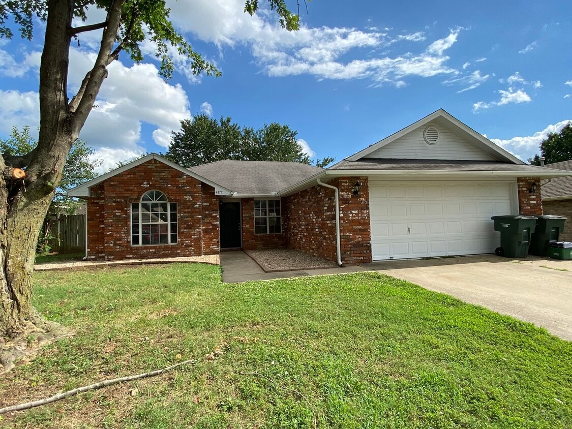 Primary Photo - 3 Bedroom House Fayetteville AR- Pets Welcomed!