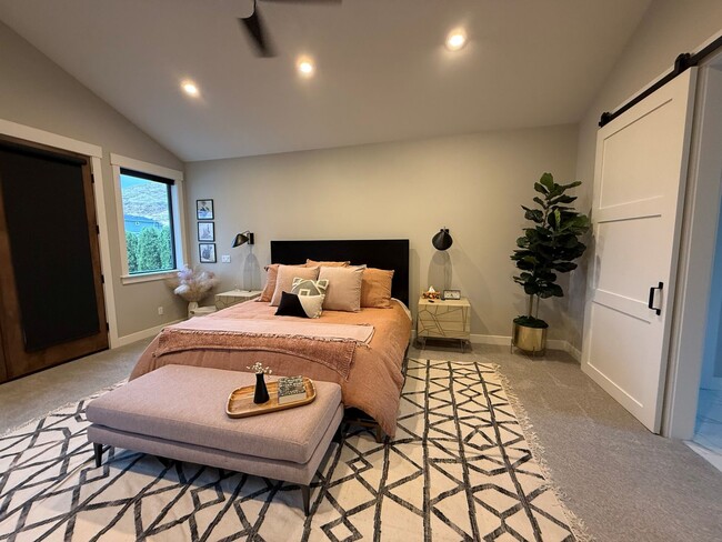 Building Photo - Now renting 4 bedroom Luxury House, stillporoperties.com