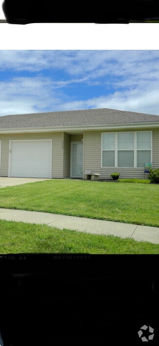 Building Photo - 2908 SE Walnut Dr