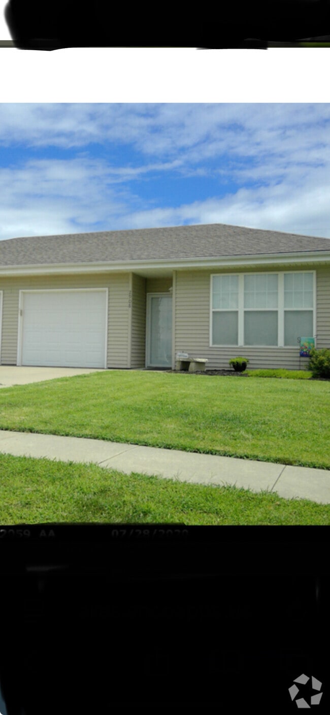 Building Photo - 2908 SE Walnut Dr