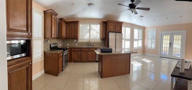 Foto del edificio - 5315 Poinciana Dr