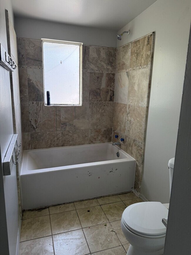 Foto del edificio - Beautifully remodeled home with 1 car garage and central air
