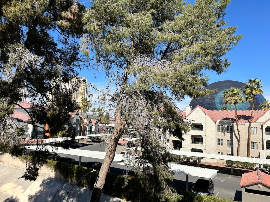 Primary Photo - Bright & airy fully furnished condo at the...