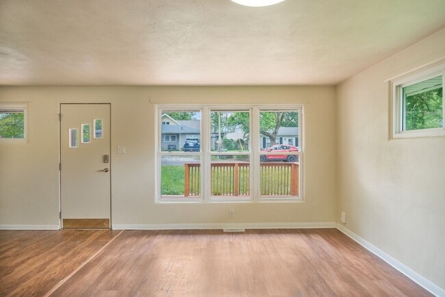 Building Photo - MAHOMET 2 BEDROOM, 1 BATHROOM NEWLY RENOVA...