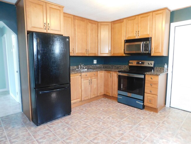 Building Photo - Beautifully Renovated 2 Bedroom
