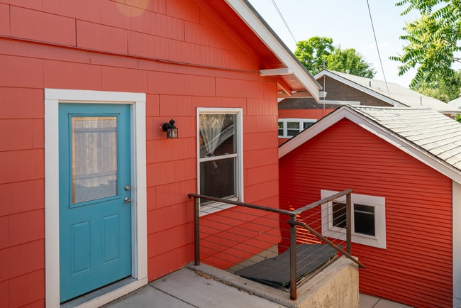 Building Photo - Industrial, Sleek, Downstairs 2 BD in MidT...