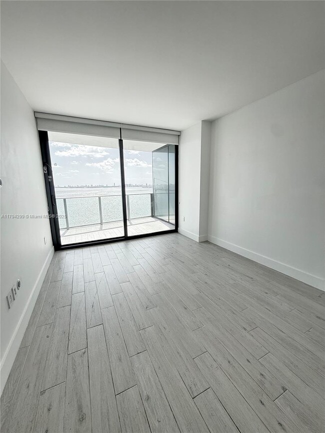 Foto del edificio - 460 NE 28th St