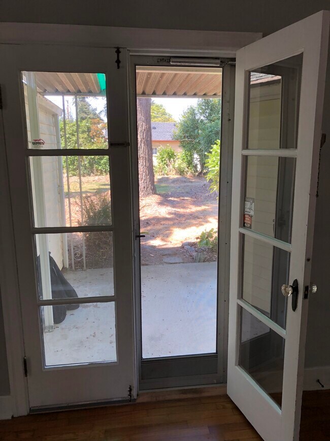 French doors to backyard - 1420 6th Ave SW