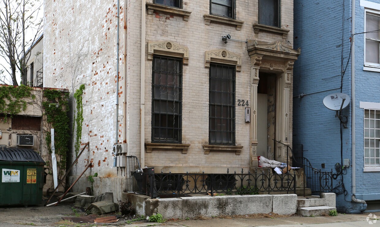 Building Photo - 224 W 14th St