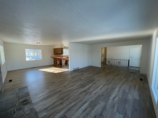 Building Photo - Spacious 5 bed, 3 bath Home!