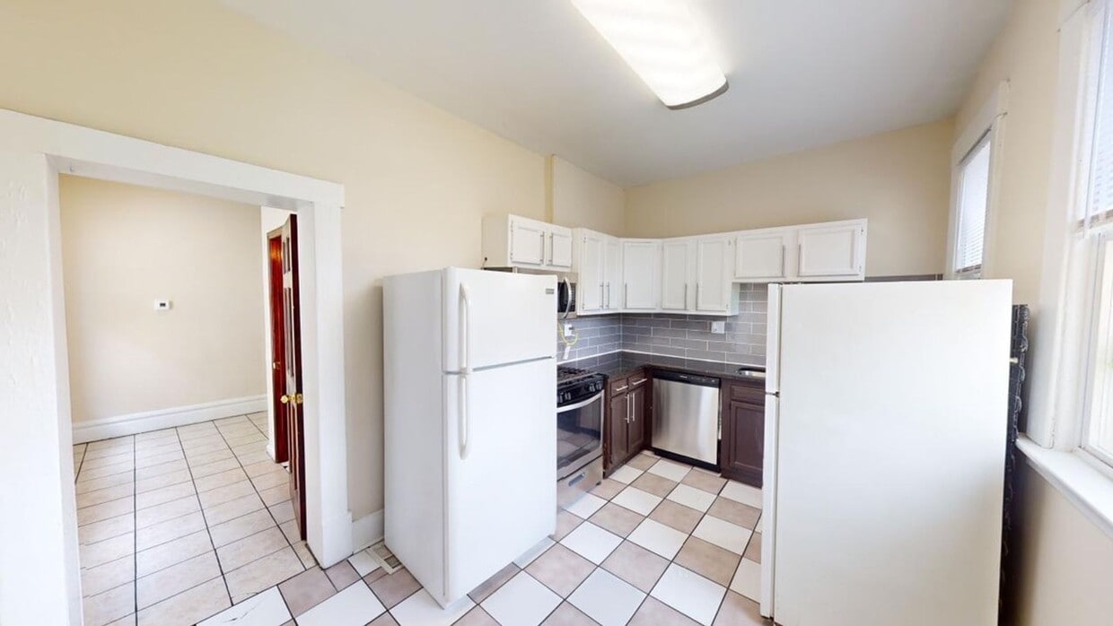 Foto principal - 6 BEDROOMS + 3 BATHROOMS Available August ...