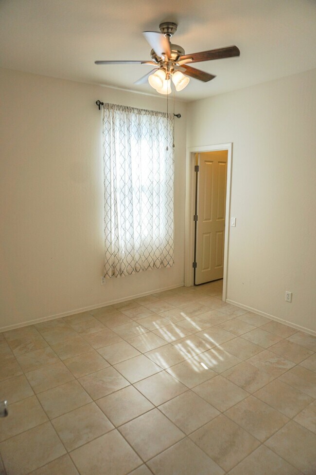 Foto del edificio - "Charming 3-Bed Oasis with Modern Comfort ...