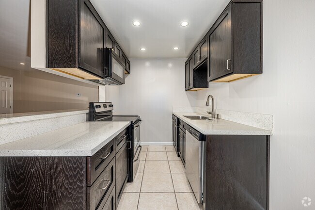 2 habitaciones, 2 baños - 900 pies cuadrados - Cocina - 2841 Montrose Ave