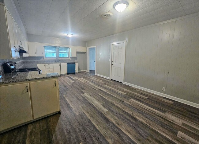 Building Photo - 132 W Texaco St