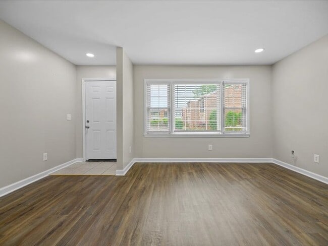 Building Photo - 731 Coventry Ln