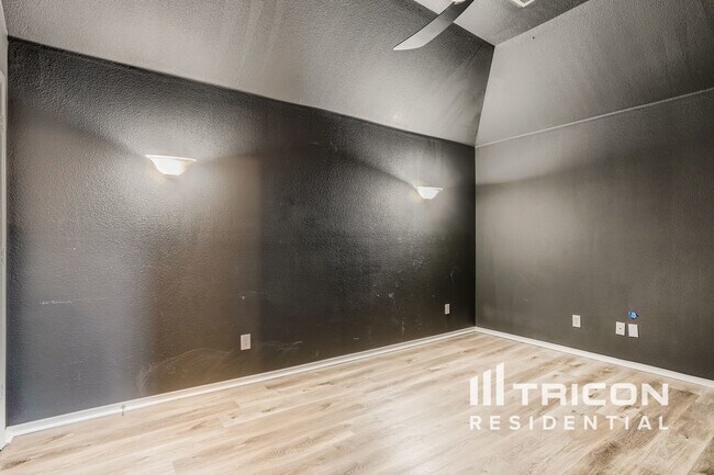 Foto del edificio - 305 Hidden Lake Ct