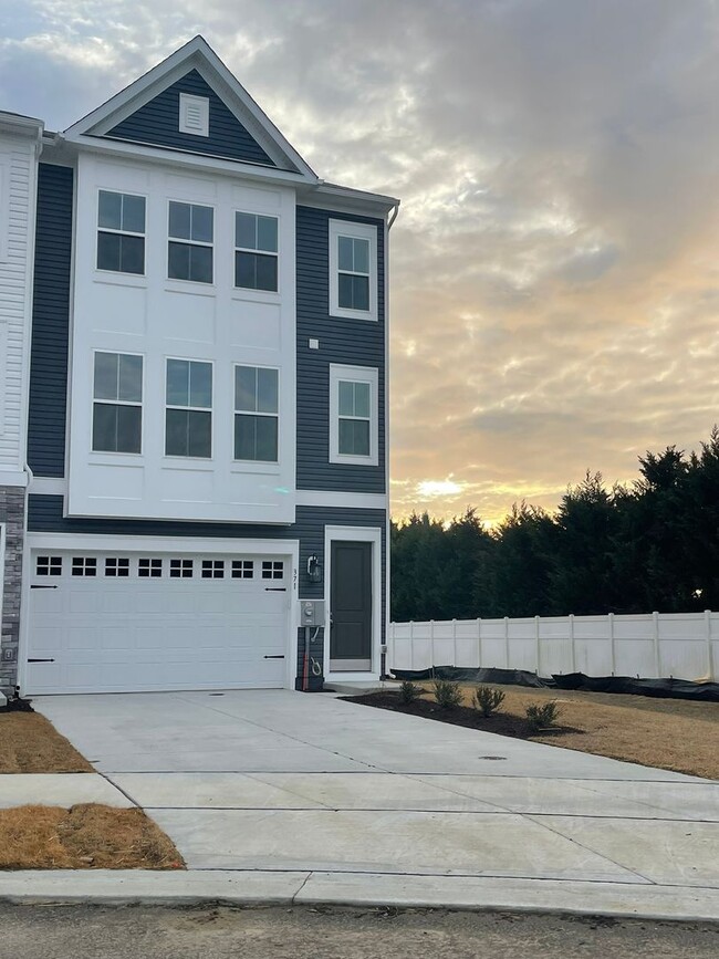 Building Photo - Brand New 3 Bedroom Townhouse for Rent in ...