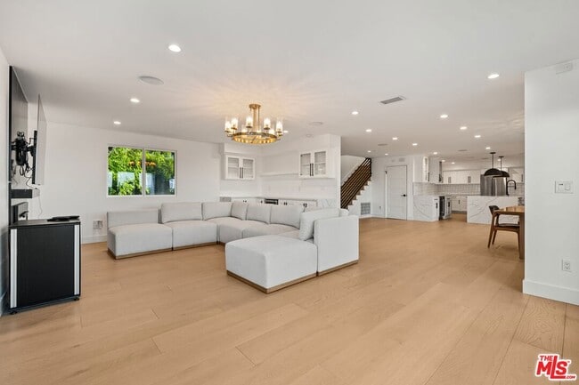 Foto del edificio - 15655 Castlewoods Dr