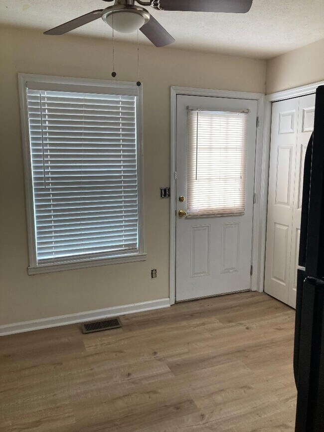 Foto del edificio - 606 Windcrest Dr