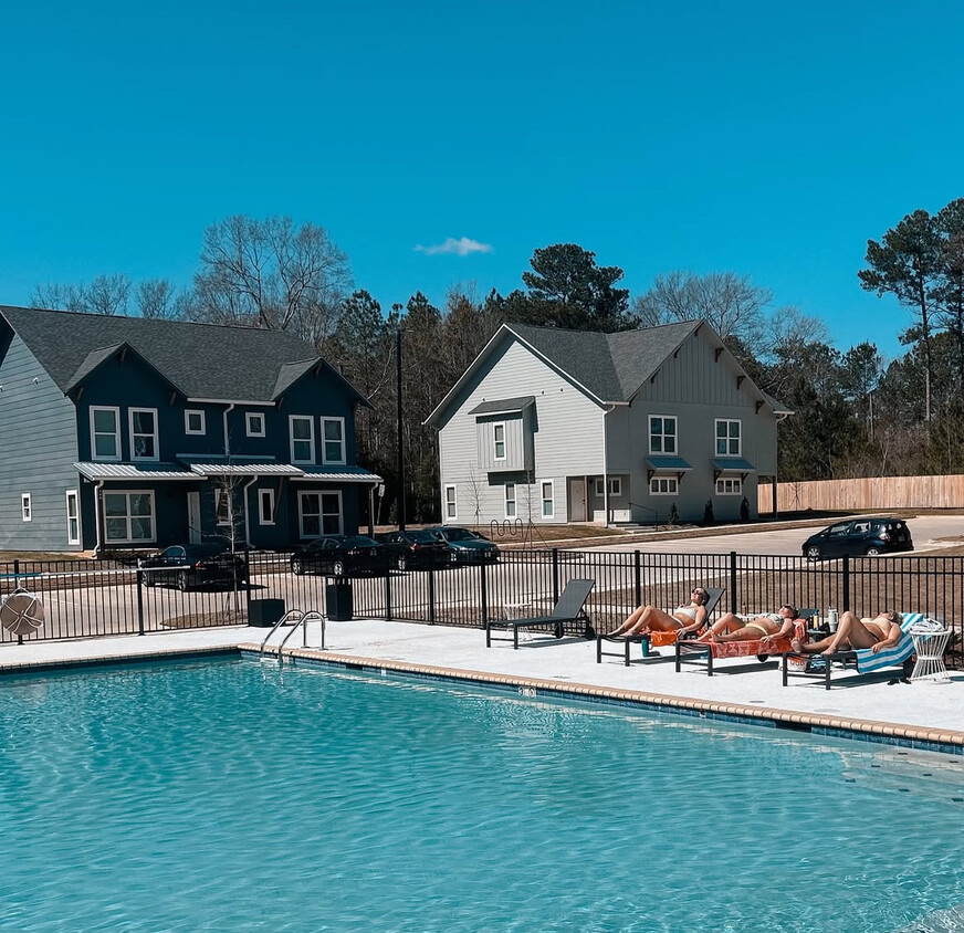 Piscina estilo resort - Ivy Row at Southern Miss