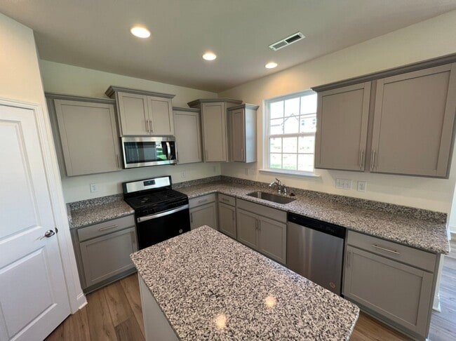 Building Photo - LIKE NEW 4 Bedroom Home w/ Ground Floor Be...