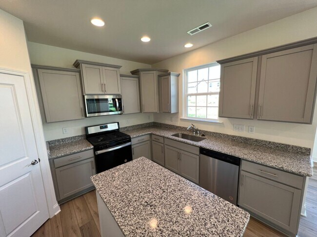 Foto del edificio - LIKE NEW 4 Bedroom Home w/ Ground Floor Be...