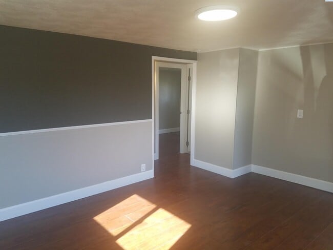 Building Photo - 905 Winslow Ave