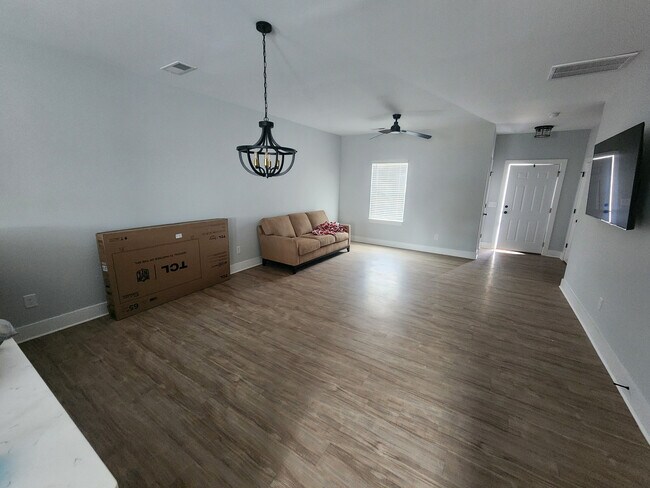 Foto del edificio - Room in Townhome on St James St NW