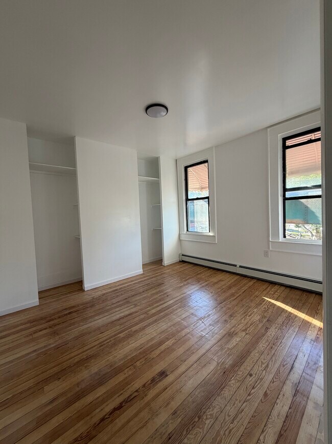 Foto del edificio - 5512 Roosevelt Ave