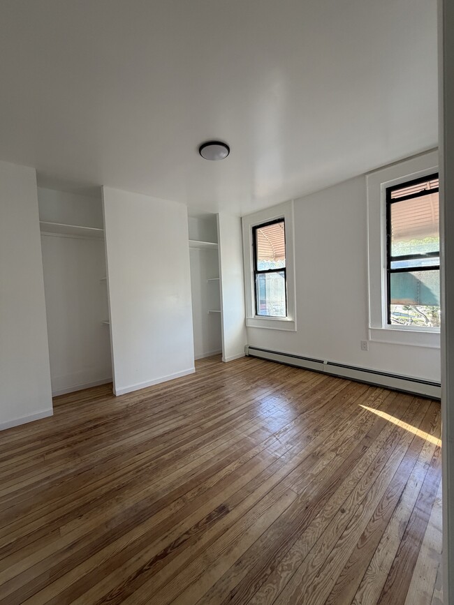 Building Photo - 5512 Roosevelt Ave