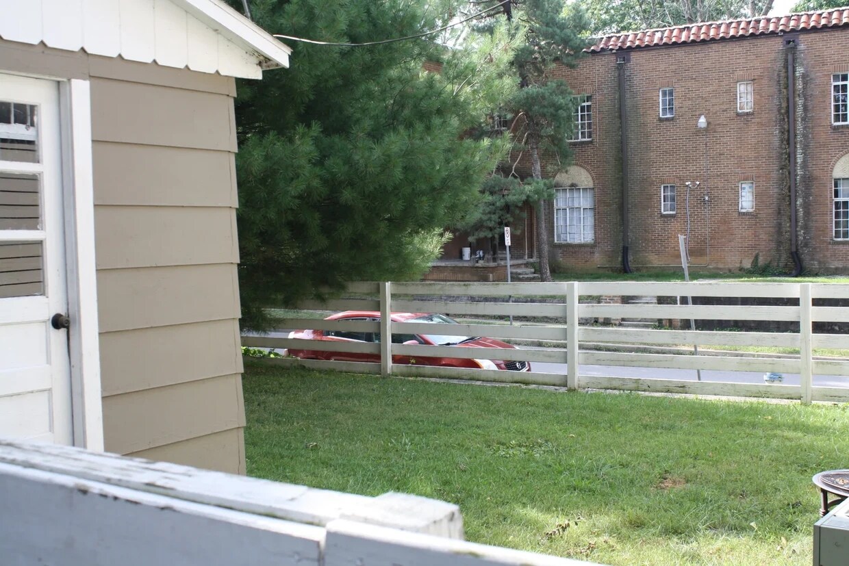 Building Photo - 521 S Fess Ave