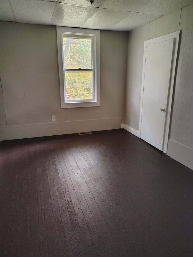 Building Photo - 3 BEDROOM