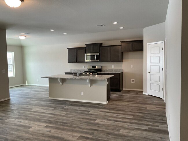 Foto del edificio - Welcome home to this beautiful 4 bedroom, ...