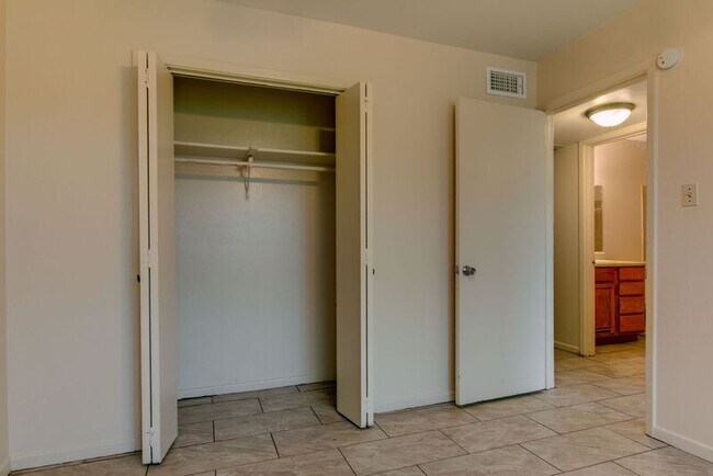 Building Photo - 2401 Brookridge Dr