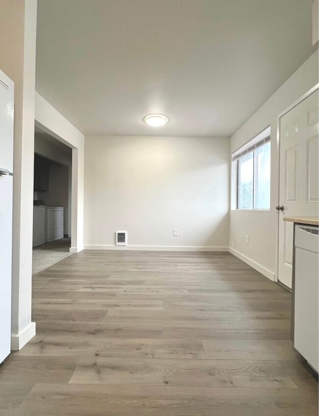 Building Photo - 511 W Brown Ave