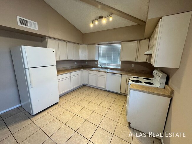 Building Photo - AVAILABLE NOW! ONE MONTH FREE RENT-2 BED 1...