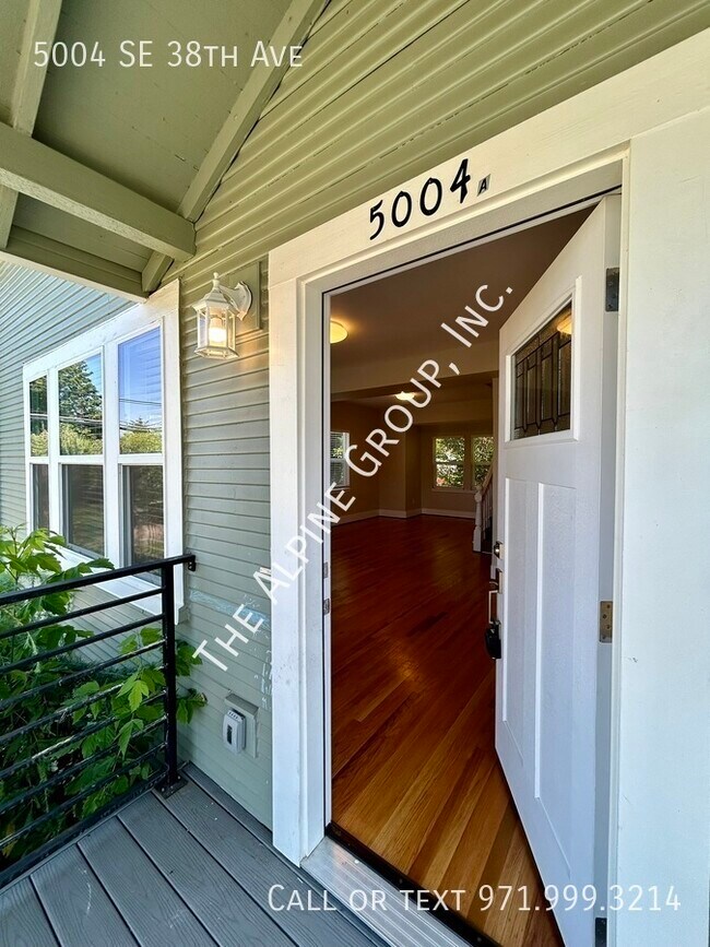 Building Photo - Spacious Home Close to Reed College!