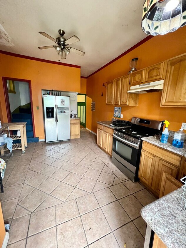 Primary Photo - Huge 6-Bed/2-Bath Townhome Maintains the H...