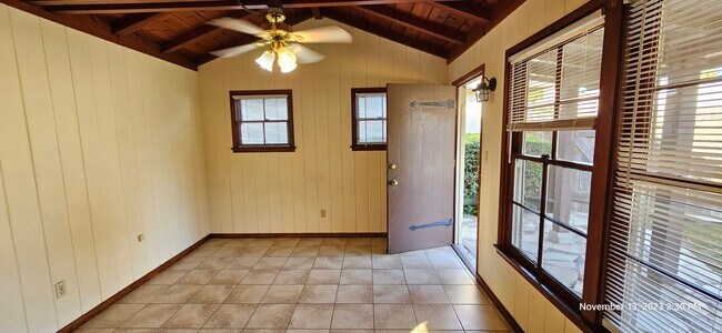 Building Photo - Centrally Located Small Studio with Privat...