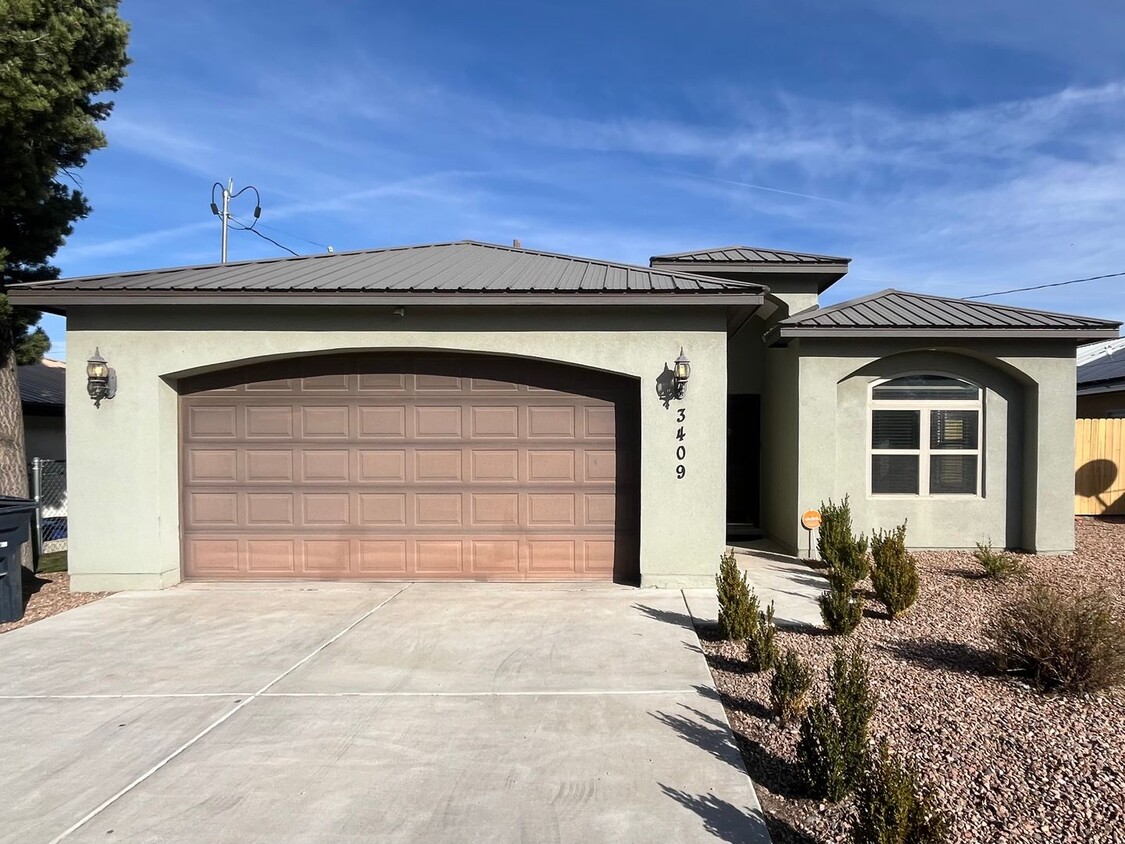 Foto principal - Lovely 3 Bedroom 2 Bathroom Home In NE ABQ!