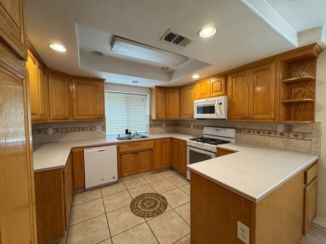 Building Photo - NE Bakersfield home with a sunroom!