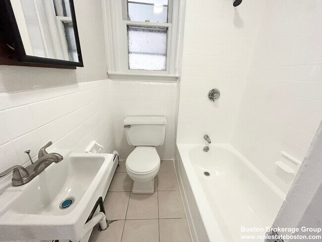 Foto del edificio - Spacious 2 Bedroom Right In East Boston