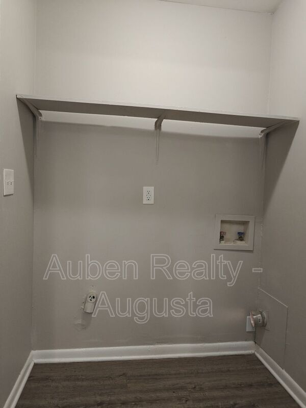 Foto del edificio - 2517 Kensington Dr E